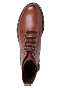 Stivaletto in pelle marrone con una finitura testurizzata, lacci sulla parte anteriore, occhielli in tono oro e un bordo decorativo di borchie lungo la suola.