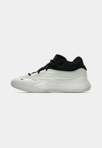 Niske atletske tenisice u bijeloj boji s crnim vezicama i ovratnikom, s teksturiranim valovima duž strane i debelim potplatom.