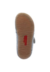 Scarpa grigia in feltro con suola in gomma testurizzata. Presenta un logo rosso e un'impronta della taglia, con un design semplice e un aspetto morbido.