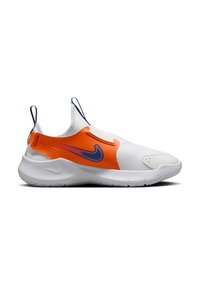 Baskets blanches avec un panneau latéral orange, logo Nike bleu, tige en mesh lisse, design à enfiler et semelle en caoutchouc texturé.