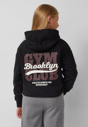 Zwarte hoodie met een groot grafisch ontwerp waarop "GYM BROOKLYN CLUB" en "ATHLETIC SPORTS FUN DEPARTMENT" in contrasterende kleuren staan.
