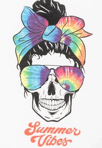 Grafisk t-shirt med et skelet iført farverige solbriller, sort hår i en bun, og en multikolor sløjfe ovenpå. Teksten lyder "Sommer Vibes."
