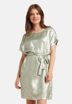 Glänzendes grünes Metallic-Kleid mit lockerer Passform, kurzen Ärmeln und einem Bindegürtel in der Taille. Glatte Textur mit einem dezenten Glanz.