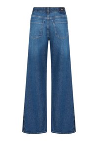 Blaue Jeans mit weitem Bein, von hinten gezeigt, mit zwei schrägen Gesäßtaschen und einem Brax-Markenlabel am Bund.
