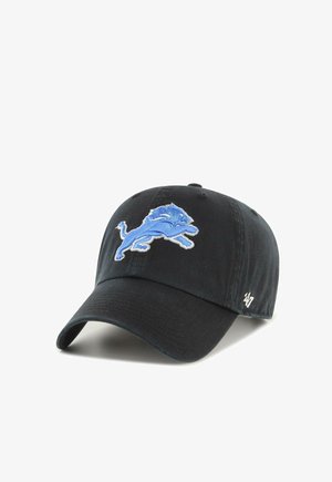 Cappellino da baseball nero con logo del leone ricamato in blu e bianco sul davanti e piccolo logo bianco '47' sul lato.