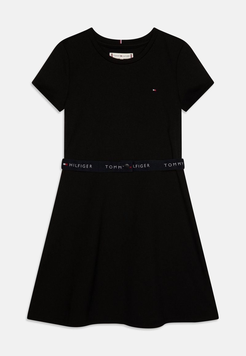 Czarna sukienka z krótkim rękawem i rozkloszowanym dołem. Posiada haftowany na niebiesko z logo pas w biały tekst. Gładka struktura materiału.