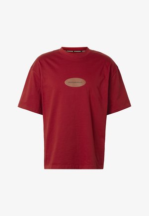 Bordeauxrotes T-Shirt mit kurzen Ärmeln, rundem Ausschnitt und einem kleinen ovalen Logopatch mit der Aufschrift "ROCAWEAR" in der Mitte der Brust.