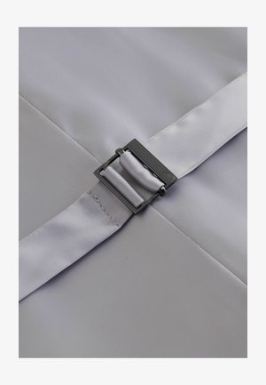 Harmaa hopeanvärinen hihna kiiltävällä pinnalla, jossa on suorakulmainen musta metallinen solki ja sileä kangastyyli, näkyvät ommellut reunat.