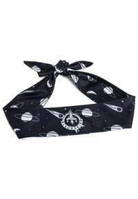 Schwarzstoff-Haarband mit Weltraum-Thema, das weiße Planeten und Raketen zeigt. Oben ist ein Knoten gebunden, in der Mitte befindet sich ein Logo.