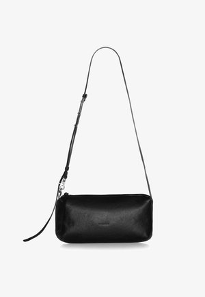 Borsa a tracolla in pelle nera con forma cilindrica, dotata di tracolla removibile e design minimalista. Texture liscia, dettaglio di branding sottile.