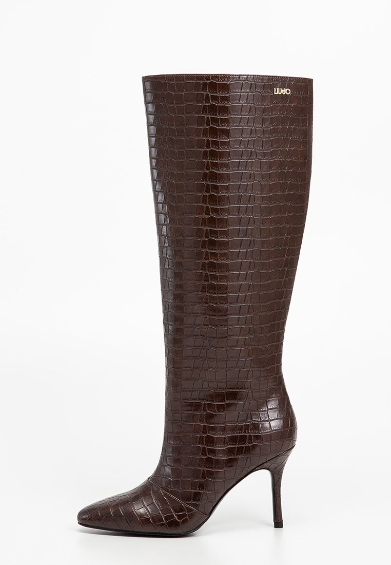 Stivali marroni al ginocchio in materiale lucido con motivo coccodrillo, con punta affusolata e tacco a stiletto. Presentano un logo del marchio discreto sul lato.
