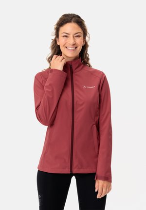 Rote Softshell-Jacke mit hohem Kragen, durchgehendem Reißverschluss und Seitentaschen. Verfügt über eine glatte Textur und ein reflektierendes Logo auf der linken Brust.