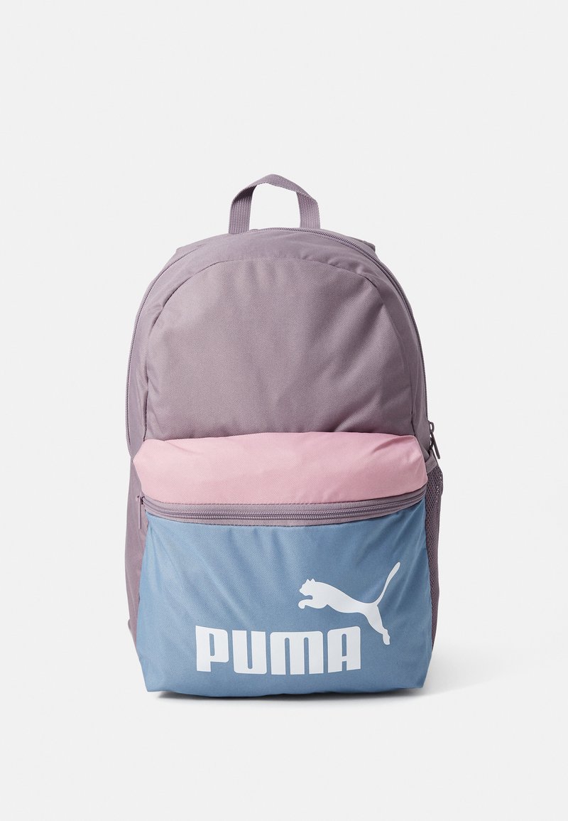 Mochila de tela morada con una sección superior rosa y un fondo azul. Presenta un gran logotipo blanco de Puma y un bolsillo frontal con cremallera para almacenamiento.