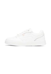 Zapatilla deportiva blanca con parte superior de cuero liso, puntera redonda, cordones en la parte delantera, acentos perforados y una sutil franja reflectante en el costado.