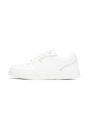 Zapatilla deportiva blanca con parte superior de cuero liso, puntera redonda, cordones en la parte delantera, acentos perforados y una sutil franja reflectante en el costado.