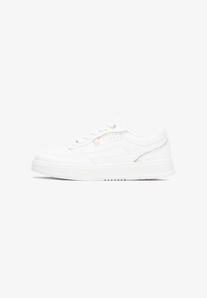 Zapatilla deportiva blanca con parte superior de cuero liso, puntera redonda, cordones en la parte delantera, acentos perforados y una sutil franja reflectante en el costado.