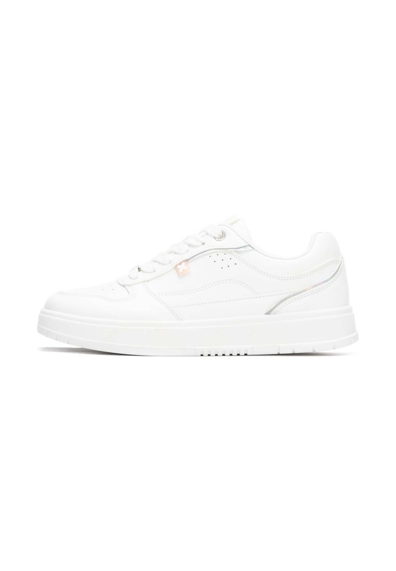 Zapatilla deportiva blanca con parte superior de cuero liso, puntera redonda, cordones en la parte delantera, acentos perforados y una sutil franja reflectante en el costado.