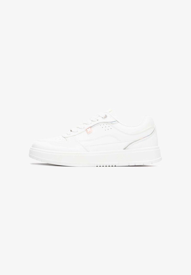 Zapatilla deportiva blanca con parte superior de cuero liso, puntera redonda, cordones en la parte delantera, acentos perforados y una sutil franja reflectante en el costado.