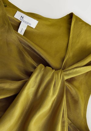 Oliwkowa bluzka z zamotanym detalem na przodzie, wykonana z lekkiego, przezroczystego materiału. Zawiera metkę z napisem "N. PREMIUM COLLECTION."