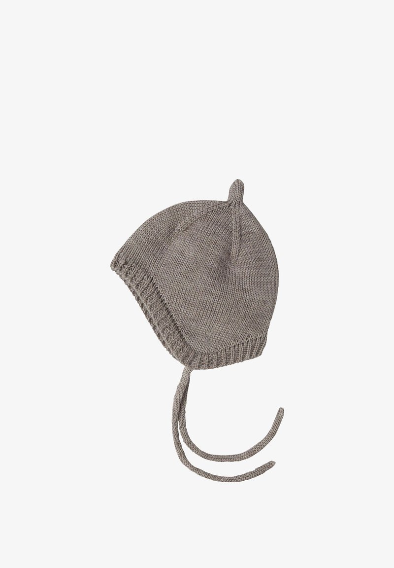 Bonnet de bébé gris tricoté avec des caches-oreilles et des liens, avec un petit sommet au sommet.