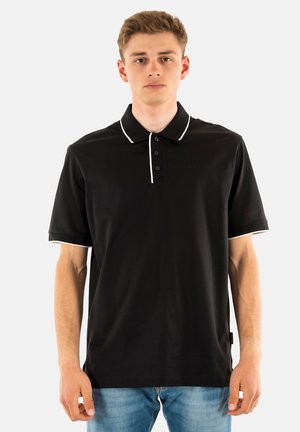 Zwarte polo met witte kraag en mouwaccenten, voorzien van een drieknops sluiting en een subtiele logo op de borst.