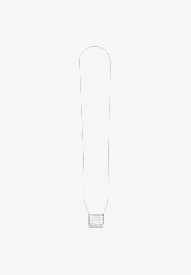 Collana d'argento con una catena sottile e flessibile e un ciondolo quadrato testurizzato con un motivo intrecciato, creando un design moderno e minimalista.