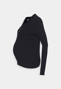 Suéter polo de maternidade preto, com nervuras, mangas longas, placket de três botões e silhueta ajustada, projetado para conforto e estilo.