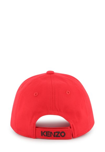 Casquette en coton rouge avec une visière courbée, des œillets cousus et une sangle ajustable avec le nom de la marque "KENZO" en noir.