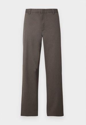 Καφέ βαμβακερό παντελόνι με ευθεία γραμμή, διαθέτει θηλιές για ζώνη και λεία υφή. Δεν υπάρχουν ορατά σχέδια ή μεταλλικά στοιχεία.