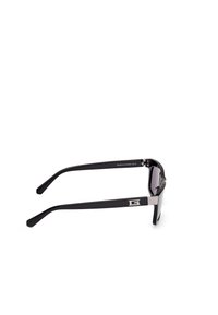 Gafas de sol negras con un marco rectangular elegante, que cuentan con un acento plateado en las patillas y lentes oscuros y tintados.