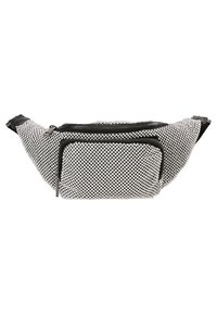 Marsupio in bianco e nero realizzato in materiale a rete, dotato di un principale scomparto con zip e di una tasca frontale più piccola con zip.
