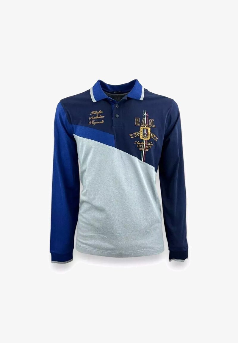 Polo a maniche lunghe con una combinazione di colori blu navy e grigio chiaro. Presenta un colletto, bottoni e dettagli ricamati sul davanti.