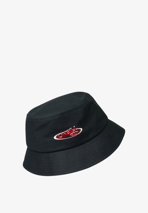 Mustast kangast valmistatud kootud ämbrimüts, millel on ümar kroon ja lai, allapoole kalduv ääre.