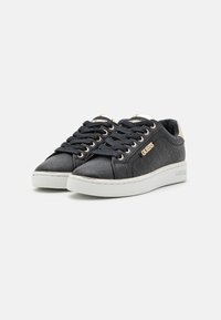 Sneakers neri con finitura texture, suola bianca e dettagli dorati. Presentano un design con lacci e un colletto imbottito per il massimo comfort.
