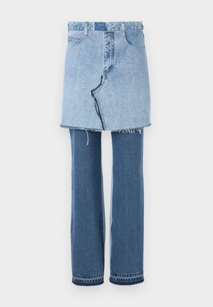 Prenda de denim que combina una mini falda de color azul claro en la parte superior y jeans acampanados de color azul oscuro en la parte inferior; presenta un dobladillo deshilachado y una textura clásica de denim.