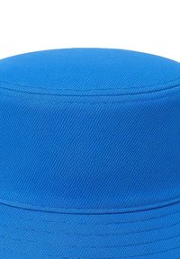 Blauwe hoed van gestructureerde stof, met een ronde bovenkant en een verticale band. De kleur is levendig, met een effen patroon en zonder zichtbare accenten.