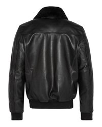 Zwarte leren bomberjack met ribbelboorden en tailleband, en een zwarte schapenvacht kraag, weergegeven vanaf de achterkant op een witte achtergrond.