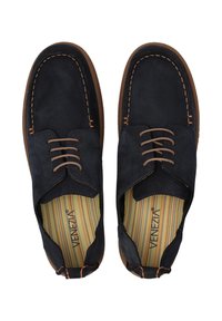 Marineblaue Lederhalbschuhe mit runder Zehenform, Schnürdesign, kontrastierender Naht und gestreiftem Innenfutter. Die Sohle ist braun.