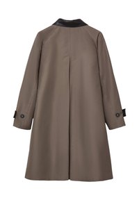 Cappotto marrone con collo in pelle nera, dotato di maniche lunghe, tasche laterali, e polsini con bottoni, tessuto dalla texture liscia, design fino al ginocchio.