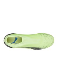 Scarpa sportiva verde chiaro con tomaia testurizzata, design slip-on e suola nera con un motivo sottile. Logo blu all'interno del collare.