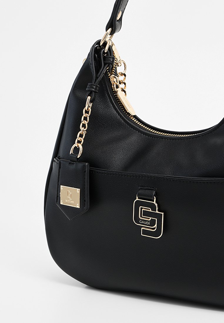 Borsa a tracolla in pelle nera con rifiniture in catena dorata, chiusura con zip e emblema dorato "Gaudi" sulla tasca anteriore.