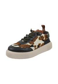 Herren Sneakers aus einer Mischung von braunem Rindsleder und schwarzem Leder, mit einer beigen Gummisohle, olivgrünen Akzenten und passenden Schnürsenkeln.