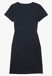 Marineblauw t-shirt jurk, korte mouwen, ronde halslijn, zachte katoenmateriaal, getailleerde taille met plooidetail aan de zijkanten.