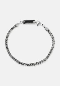 Srebrna bransoletka z łańcuszka o skręconym wzorze, z prostokątnym zapięciem z grawerem. Gładka tekstura, lekka i trwała wykończenie.