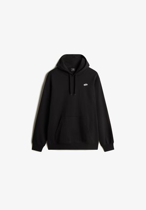 Zwarte hoodie met een voorzak, een capuchon met trekkoord en een klein logo op de borst. Gemaakt van zachte stof met geribbelde boorden.