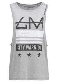 Canotta grigia senza maniche con audaci testi e grafiche nere, inclusa la scritta "CITY WARRIOR" e stelle, realizzata in un tessuto morbido e leggero.