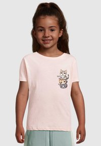 Lyserød bomuld t-shirt med korte ærmer, der har et grafisk motiv af tre illustrerede katte på fronten. Blød tekstur og afslappet pasform.