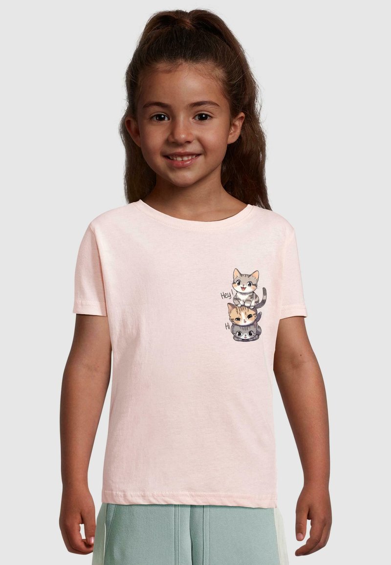 Lyserød bomuld t-shirt med korte ærmer, der har et grafisk motiv af tre illustrerede katte på fronten. Blød tekstur og afslappet pasform.