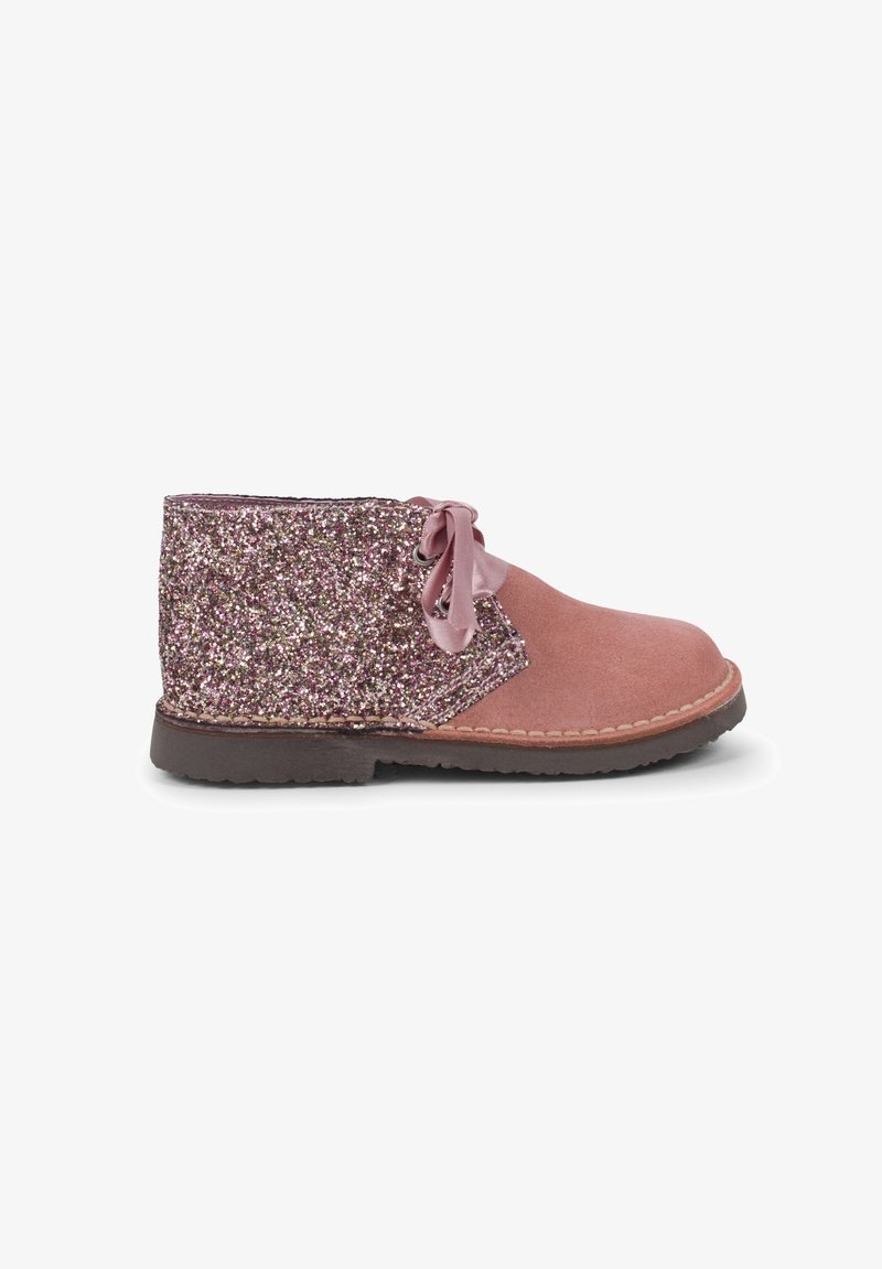 Stivaletto alla caviglia in suede rosa con una parte superiore glitterata in oro rosa, presenta un fiocco di satin sul lato e una suola in gomma per una maggiore durata.