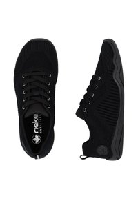 Schwarze Sportschuhe mit einem strukturierten Strickobermaterial, abgerundetem Zehenbereich, flachen Schnürsenkeln und einer Gummisohle mit wellenförmigem Design und Logodetails.